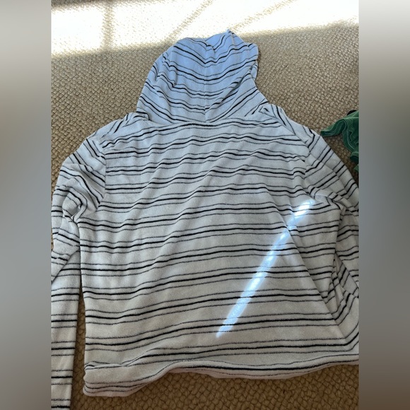 Billabong surf hoodie. Very lightweight. Terry cloth. Size large - Picture 2 of 2